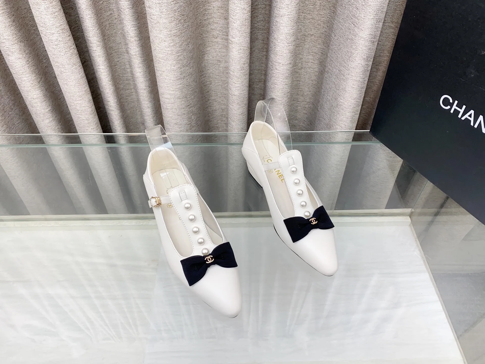 👟👟Ex-factory price 620👟👟 25Ss new spring and summer Chanel small fragrant pearl bow Mary Jane shoes. The cute bow decoration is playful and elegant ~ the upper is decorated with pearls, full of exquisiteness, and you can walk properly and beautifully! It's 100% sweet and so beautiful that you can't take your eyes away. It's comfortable and not tiring for your feet. It lengthens your leg lines! Have beauty and wear it with your own style and attitude! Upper: Lambskin Lining: Lambskin lining Sole: Italian genuine leather sole Size: 35-39 (40, 41 customizations are not returnable)